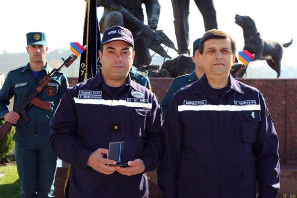 Спасатель Завен Мелконян с министром Арменом Ерицяном Спасатель Завен Мелконян с министром Арменом Ерицяном - Sputnik Արմենիա