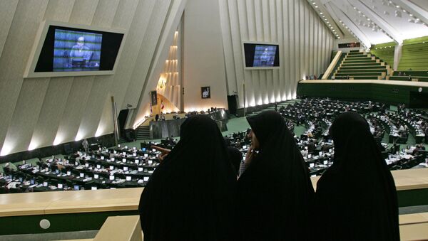 Иранские женщины следят за заседанием Парламента - Sputnik Армения