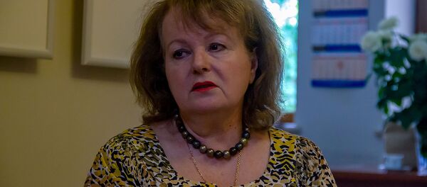 Председатель Армянской ассоциации учителей русского языка и литературы Лилия Баласанян во время интервью агенству Sputnik Армения (6 июня 2019). Еревaн Председатель Армянской ассоциации учителей русского языка и литературы Лилия Баласанян во время интервью агенству Sputnik Армения (6 июня 2019). Еревaн - Sputnik Армения