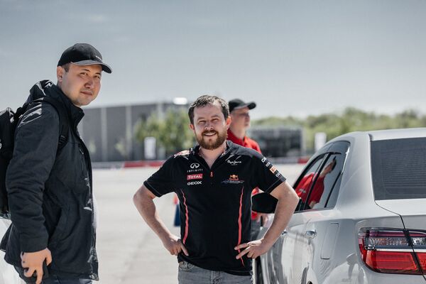 Удовольствие здесь и сейчас, или Что стоит за наплывом в Армению водителей из Казахстана - Sputnik Армения