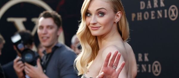 Актриса Софи Тернер во время премьеры фильма Темный Феникс (4 июня 2019). Лос-Анджелес Актриса Софи Тернер во время премьеры фильма Темный Феникс (4 июня 2019). Лос-Анджелес - Sputnik Армения