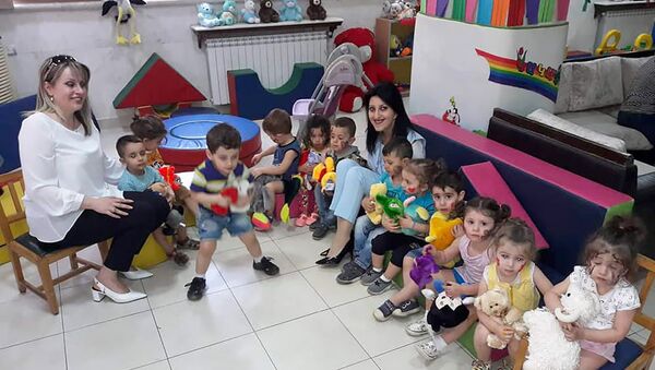 Центр гуманитарного разминирования и экспертизы подарил детям армянского национального центра укрытия подарки в рамках акции Мы с вами (6 июня 2019). Алеппо - Sputnik Արմենիա