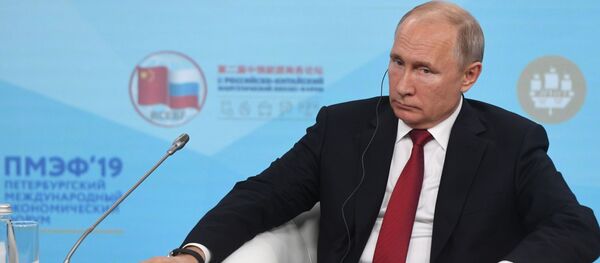 Президент РФ Владимир Путин во время встречи с участниками Российско-китайского энергетического форума на полях Петербургского международного экономического форума 2019 (7 июня 2019). Санкт-Петербург Президент РФ Владимир Путин во время встречи с участниками Российско-китайского энергетического форума на полях Петербургского международного экономического форума 2019 (7 июня 2019). Санкт-Петербург - Sputnik Армения