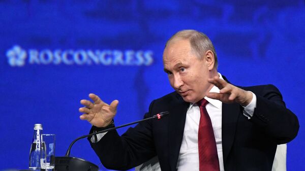 Президент России Владимир Путин на дисскуссии во время пленарного заседания ПМЭФ-2019 (7 июня 2019). Санкт-Петербург - Sputnik Армения