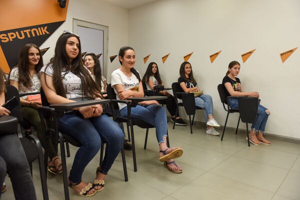 Լավ լրագրողը վարչապետ էլ կդառնա. դպրոցականները հյուրընկալվել էին Sputnik Արմենիայում Լավ լրագրողը վարչապետ էլ կդառնա. դպրոցականները հյուրընկալվել էին Sputnik Արմենիայում - Sputnik Արմենիա