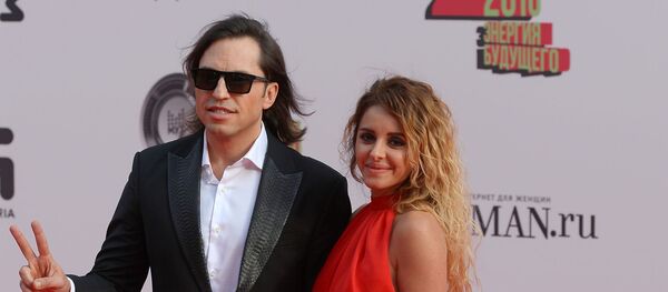 Шоумен Александр Рева с супругой перед началом XIV ежегодной национальной телевизионной премии в области популярной музыки МУЗ-ТВ 2016. Шоумен Александр Рева с супругой перед началом XIV ежегодной национальной телевизионной премии в области популярной музыки МУЗ-ТВ 2016. - Sputnik Արմենիա