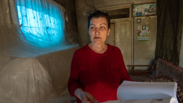 Житель аварийного дома в селе Гетапня Лусине Харатян - Sputnik Արմենիա