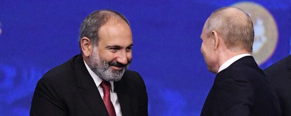 Премьер-министр Армении Никол Пашинян и президент России Владимир Путин после окончания пленарного заседания ПМЭФ-2019 (7 июня 2019). Санкт-Петербург - Sputnik Армения