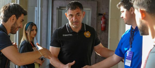 Главный тренер сборной Армении по футболу Армен Гюльбудагянц перед началом тренировки сборной перед матчем против сборной Лихтенштейна (7 июня 2019). Еревaн - Sputnik Армения