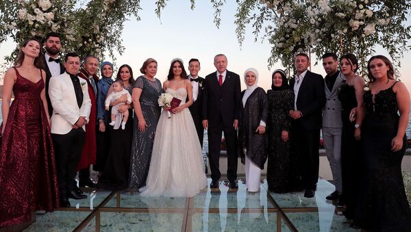 Президент и первая леди Турции Тайип и Эмине Эрдоган на свадьбе немецкого футболиста Арсенала Месута Озила и его невесты Амины Гульсе (7 июня 2019). Стамбул - Sputnik Արմենիա
