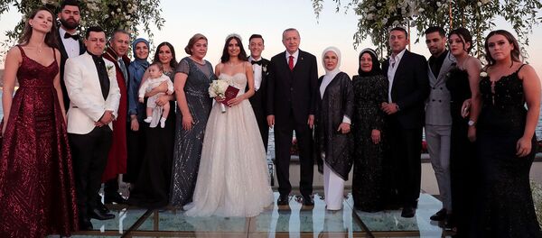 Президент и первая леди Турции Тайип и Эмине Эрдоган на свадьбе немецкого футболиста Арсенала Месута Озила и его невесты Амины Гульсе (7 июня 2019). Стамбул - Sputnik Армения