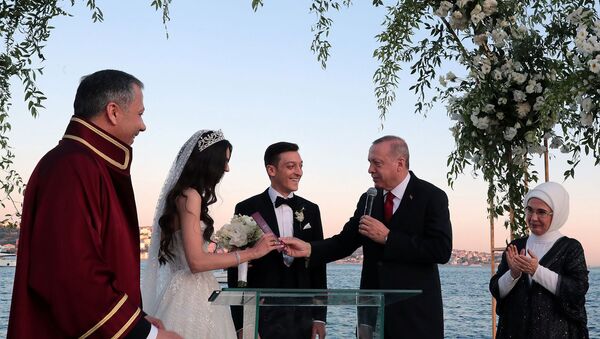 Президент и первая леди Турции Тайип и Эмине Эрдоган на свадьбе немецкого футболиста Арсенала Месута Озила и его невесты Амины Гульсе (7 июня 2019). Стамбул - Sputnik Արմենիա