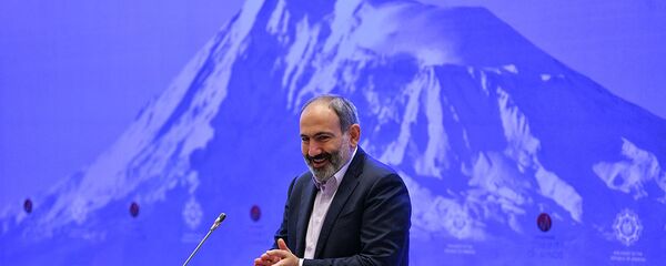 Рыступление премьер-министра Никола Пашиняна на форуме Armenian Summit of Minds (8 июня 2019). Дилижан Рыступление премьер-министра Никола Пашиняна на форуме Armenian Summit of Minds (8 июня 2019). Дилижан - Sputnik Армения