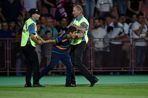 Выбежал навстречу Генриху Мхитаряну: что произошло после игры Армения-Лихтенштейн Выбежал навстречу Генриху Мхитаряну: что произошло после игры Армения-Лихтенштейн - Sputnik Армения