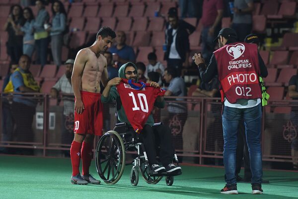 Выбежал навстречу Генриху Мхитаряну: что произошло после игры Армения-Лихтенштейн Выбежал навстречу Генриху Мхитаряну: что произошло после игры Армения-Лихтенштейн - Sputnik Армения