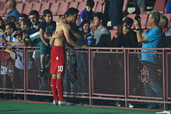 Выбежал навстречу Генриху Мхитаряну: что произошло после игры Армения-Лихтенштейн Выбежал навстречу Генриху Мхитаряну: что произошло после игры Армения-Лихтенштейн - Sputnik Армения