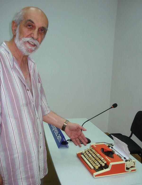 «Ուշադրություն, սկսվում է». ինքը խաղում էր կյանքի հետ.Ռաֆայել Նահապետյանի գրական վերադարձը «Ուշադրություն, սկսվում է». ինքը խաղում էր կյանքի հետ.Ռաֆայել Նահապետյանի գրական վերադարձը - Sputnik Արմենիա