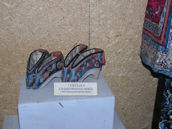 Страшно красивые: топ-5 шокирующих канонов красоты от разных эпох - Sputnik Армения