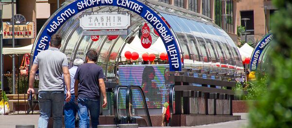 Прохожие у одного из входов в торговый центр Tashir Street на Северном проспекте - Sputnik Армения