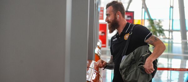 Футболисты сборной Армении в аэропорту Звартноц перед вылетом в Афины на очередной матч отборочного тура Евро-2020 против сборной Греции (9 июня 2019). Еревaн - Sputnik Армения