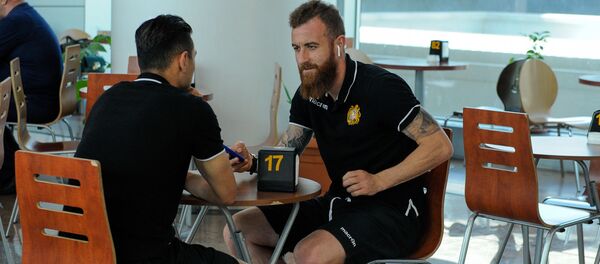 Футболисты сборной Армении в аэропорту Звартноц перед вылетом в Афины на очередной матч отборочного тура Евро-2020 против сборной Греции (9 июня 2019). Еревaн - Sputnik Արմենիա