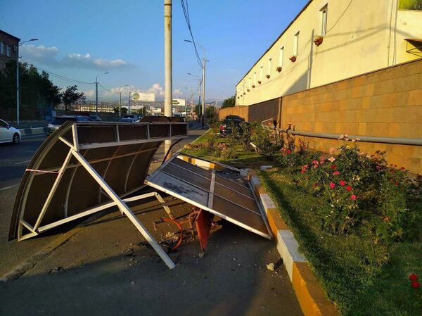 Երևանում Օպելը դուրս է եկել երթևեկելի գոտուց, բախվել մայթեզրին, տապալել կանգառը. տեսանյութ - Sputnik Արմենիա