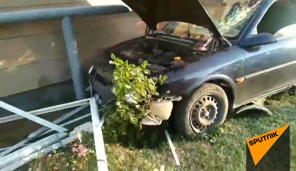 Երևանում Օպելը դուրս է եկել երթևեկելի գոտուց, բախվել մայթեզրին, տապալել կանգառը. տեսանյութ - Sputnik Արմենիա