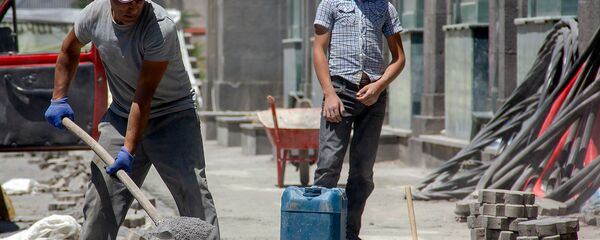 Рабочий за укладкой дорожной плитки на улице Арама (9 июня 2019). Еревaн Рабочий за укладкой дорожной плитки на улице Арама (9 июня 2019). Еревaн - Sputnik Армения