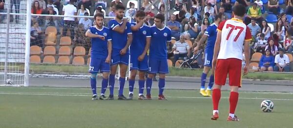 Полузащитник югоосетинской сборной Ибрагим Базаев отправил мяч в ворота  Западной Армении - Sputnik Армения