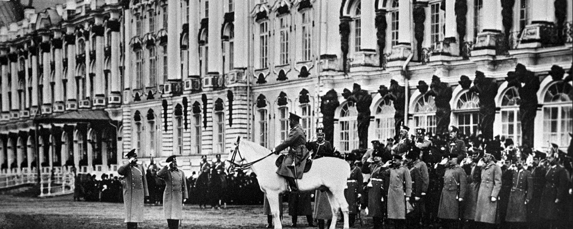 Император Николай II, верхом на лошади, принимает парад в Царском Селе. - Sputnik Армения, 1920, 10.06.2019