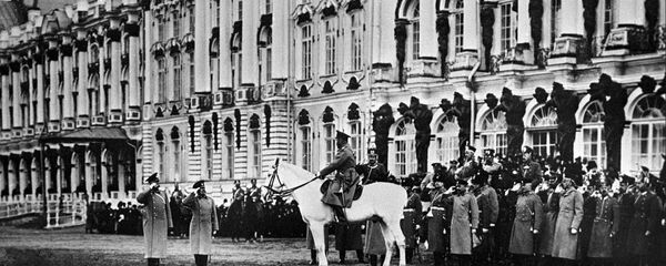 Император Николай II, верхом на лошади, принимает парад в Царском Селе. - Sputnik Армения