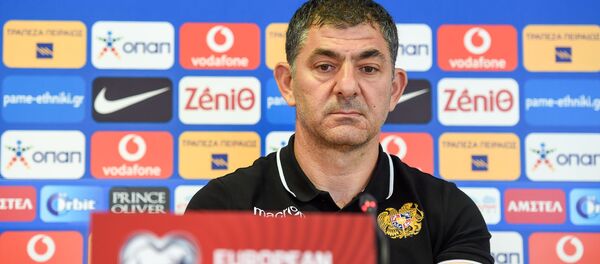 Главный тренер сборной Армении по футболу Армен Гюльбудагянц на пресс-конференции в преддверии матча отборочного тура Евро-2020 против сборной Греции (10 июня 2019). Афины Главный тренер сборной Армении по футболу Армен Гюльбудагянц на пресс-конференции в преддверии матча отборочного тура Евро-2020 против сборной Греции (10 июня 2019). Афины - Sputnik Армения