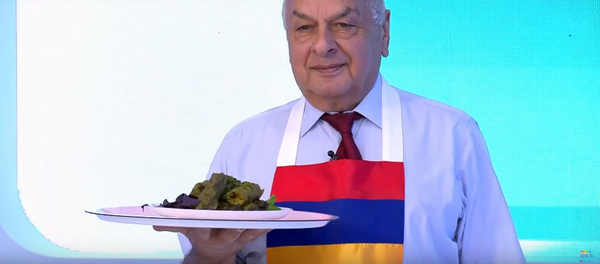 Артист Левон Оганезов поделился секретами приготовления толмы - Sputnik Армения