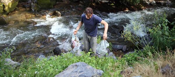 Иностранные туристы убирают территорию у реки близ храма Гарни - Sputnik Армения