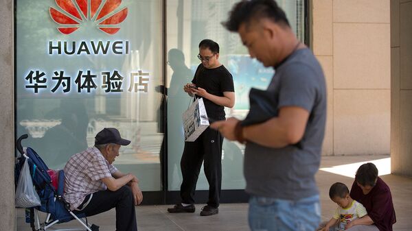 Пользователи со смартфонами у магазина Huawei в торговом центре (29 мая 2019). Пекин - Sputnik Արմենիա