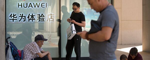 Пользователи со смартфонами у магазина Huawei в торговом центре (29 мая 2019). Пекин Пользователи со смартфонами у магазина Huawei в торговом центре (29 мая 2019). Пекин - Sputnik Армения