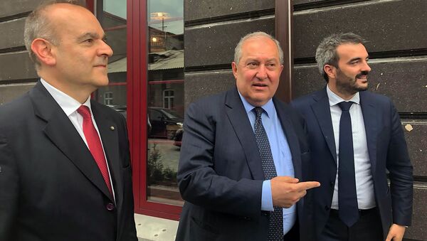 Президент Армении Армен Саркисян с итальянской делегацией, во главе с послом Винченцо Дель Монако во время прогулки по городу (11 июня 2019). Гюмри - Sputnik Армения