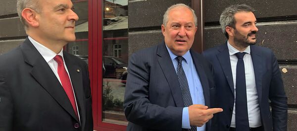 Президент Армении Армен Саркисян с итальянской делегацией, во главе с послом Винченцо Дель Монако во время прогулки по городу (11 июня 2019). Гюмри Президент Армении Армен Саркисян с итальянской делегацией, во главе с послом Винченцо Дель Монако во время прогулки по городу (11 июня 2019). Гюмри - Sputnik Արմենիա