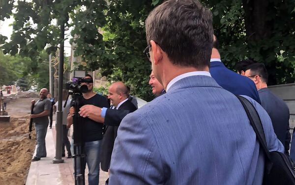 Президент Армении Армен Саркисян с итальянской делегацией, во главе с послом Винченцо Дель Монако во время прогулки по городу (11 июня 2019). Гюмри - Sputnik Армения