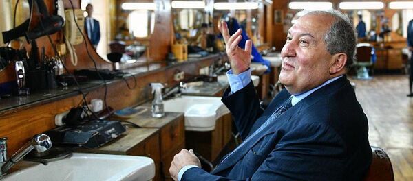 Армен Саркисян в парикмахерской в Гюмри - Sputnik Армения