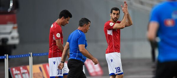 Генрих Мхитарян выходит на стадион Олимпик перед началом футбольного матча отборочного тура Евро-2020 между сборными Греции и Армении (11 июня 2019). Афины - Sputnik Արմենիա