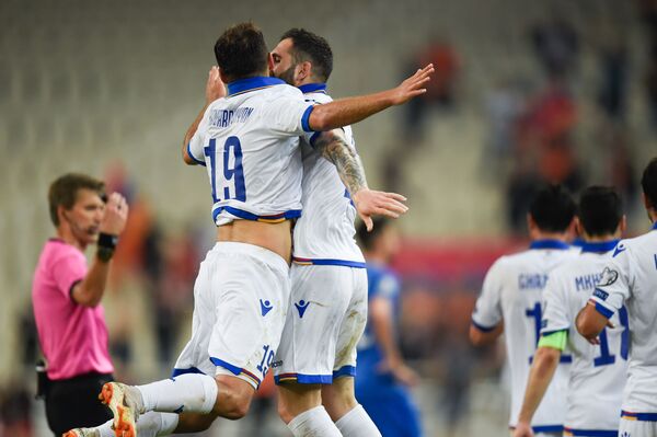 Армянские футболисты продолжили победную серию на отборе Евро-2020, Греция повержена  - Sputnik Армения