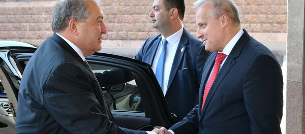 Президент Армении Армен Саркисян с супругой Нунэ Саркисян посетили посольство России в связи с Днем России (12 июня 2019). Еревaн - Sputnik Արմենիա