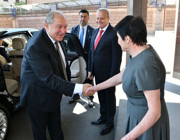 Президент Армении с супругой зашли в гости к российскому послу - фото - Sputnik Армения