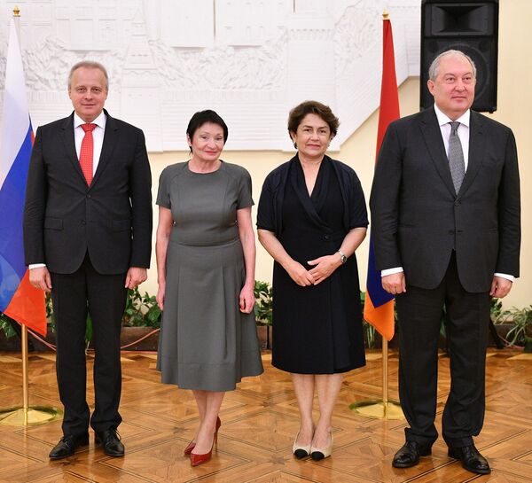 Президент Армении с супругой зашли в гости к российскому послу - фото - Sputnik Армения