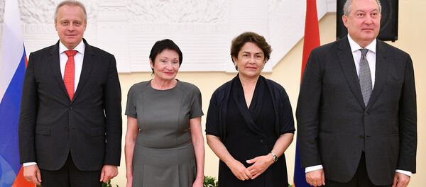 Президент Армении Армен Саркисян с супругой Нунэ Саркисян посетили посольство России в связи с Днем России (12 июня 2019). Еревaн Президент Армении Армен Саркисян с супругой Нунэ Саркисян посетили посольство России в связи с Днем России (12 июня 2019). Еревaн - Sputnik Արմենիա