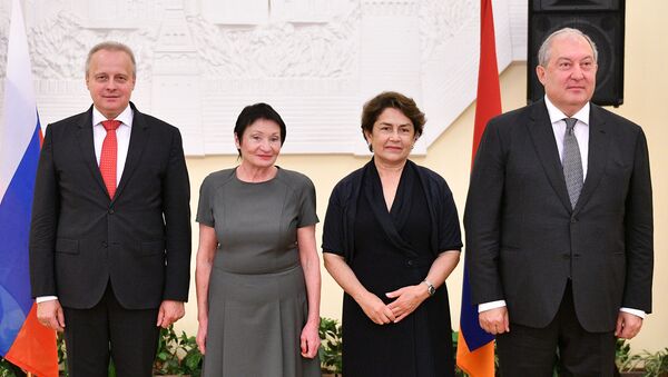 Президент Армении Армен Саркисян с супругой Нунэ Саркисян посетили посольство России в связи с Днем России (12 июня 2019). Еревaн - Sputnik Արմենիա
