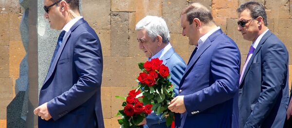 Третий президент Армении Серж Саргсян и экс-мэр Еревана Тарон Маркарян посетили могилу покойного премьер-министра Андраника Маркаряна (12 июня 2019). Еревaн - Sputnik Армения