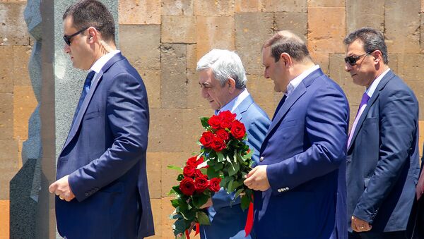 Третий президент Армении Серж Саргсян и экс-мэр Еревана Тарон Маркарян посетили могилу покойного премьер-министра Андраника Маркаряна (12 июня 2019). Еревaн - Sputnik Армения