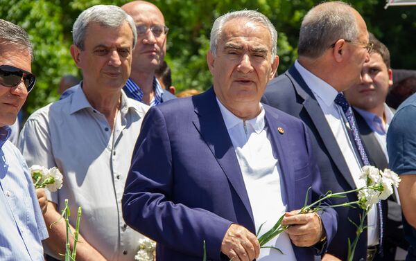 Галуст Саакян посетил могилу покойного премьер-министра Андраника Маркаряна (12 июня 2019). Еревaн - Sputnik Армения